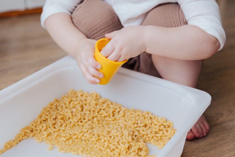 Blog over Spelen met rijst: waarom open-ended speelgoed cruciaal is voor de ontwikkeling van kinderen
